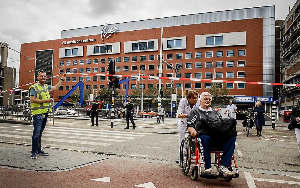 Een medewerker duwt de rolstoel van een patiënt tijdens de evacuatie van patiënten vanuit het Amsterdamse ziekenhuis VU Medisch Centrum. beeld ANP