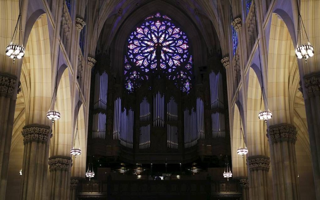 NEW YORK. De bekendste kerk van de Verenigde Staten, de St. Patrick’s kathedraal in New York City, ziet er weer picobello uit. De afgelopen drie jaar is de kerk gerestaureerd. De buitengevel is schoon gemaakt, glas-in-loodramen zijn gerenoveerd en de grot