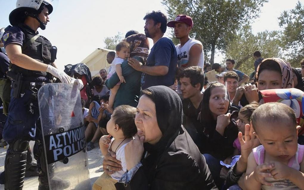 MORIA. Migranten op het Griekse eiland Lesbos wachten voor een registratiepunt van de politie bij het vluchtelingenkamp Moria. beeld Jaco Klamer