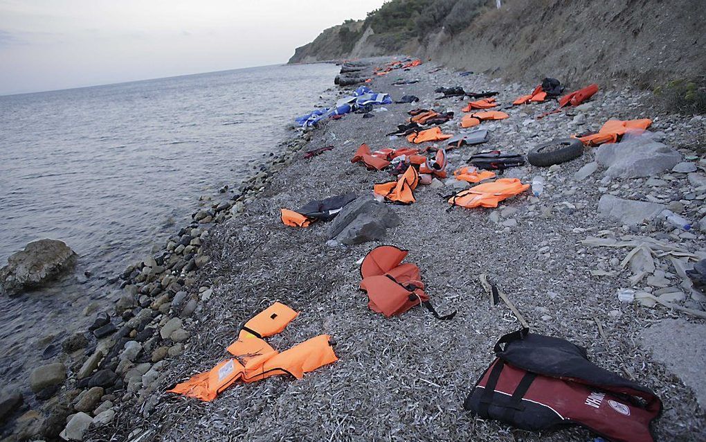 LESBOS - Spullen waaronder reddingsvesten van vluchtelingen zijn aangespoeld op het Griekse eiland Lesbos. Op het eiland zitten momenteel zo'n 25.000 vluchtelingen, voornamelijk uit Syrie. De autoriteiten hebben moeite om de grote vluchtelingenstroom in g