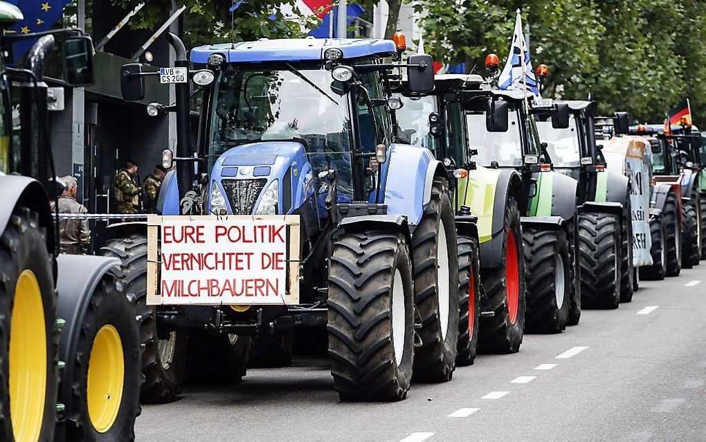 BRUSSEL. Een eerlijke melkprijs voor iedereen, eisten deze Duitse boeren maandag in Brussel. Een deel van de Nederlandse boeren wil ook marktregulering, de meerderheid houdt vast aan een vrije markt. beeld AFP