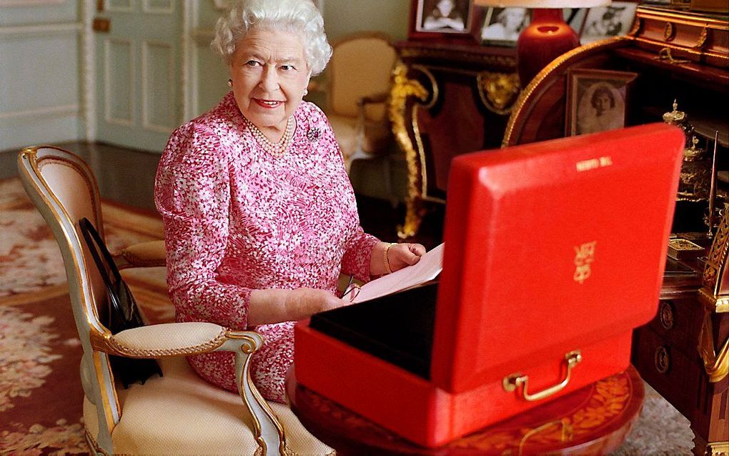 De Britse koningin Elizabeth op een foto die Buckingham Palace dinsdag vrijgaf. beeld AFP