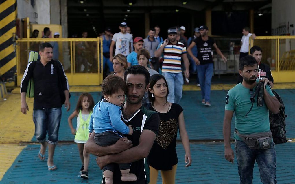 ATHENE. Vluchtelingen uit Syrië kwamen vandaag aan in Athene, nadat ze met een veerboot het eiland Kos hadden verlaten waar ze eerder deze week waren neergestreken.  beeld EPA