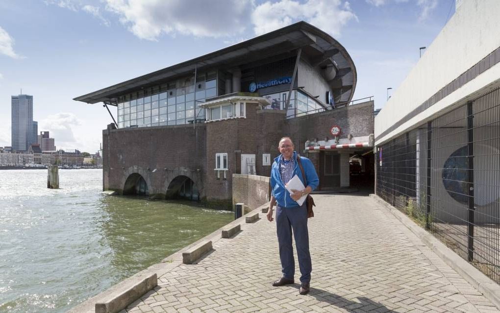 Jan Gooijer, staand voor het hoofd van de oude Willemsbrug in Rotterdam, die rechts naast  naast de vroegere spoorbrug lag. Rond dat bruggenhoofd is in de meidagen van 1940 hevig gevochten tussen de Duitsers op het Noordereiland (l.) en Nederlandse milita