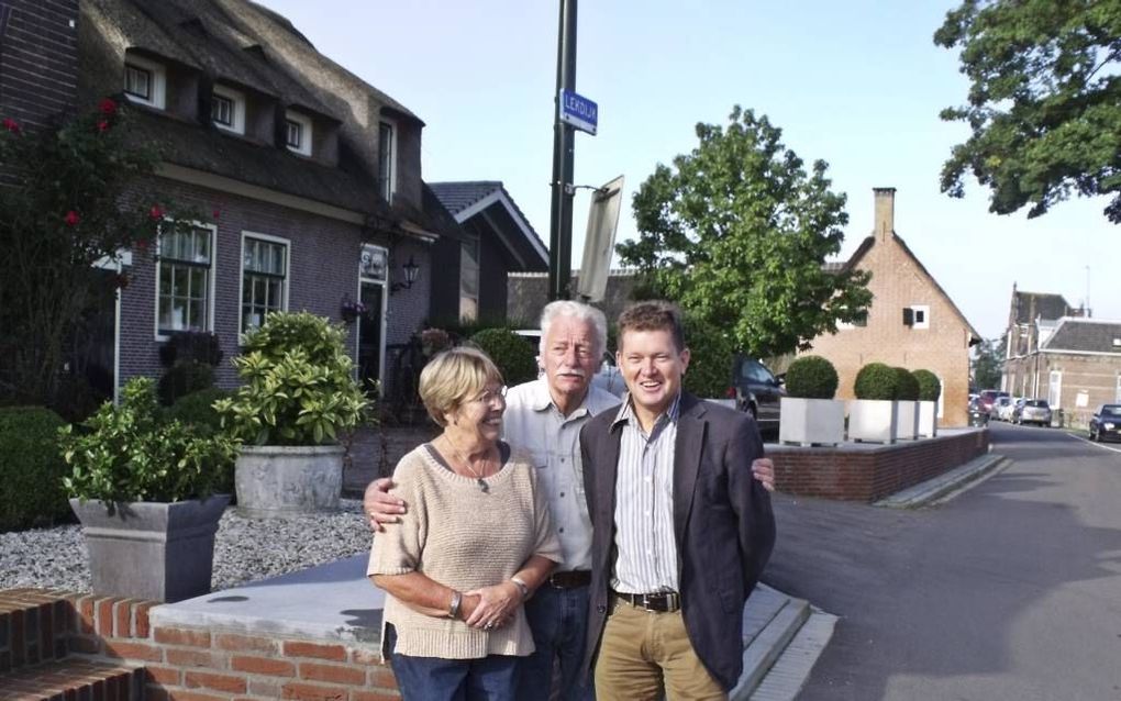 Lenie en Klaas Ooms met Marco van Leeuwen voor hun nieuwe voortuin. Achter hen de bemetselde diepwand. beeld Dick den Braber