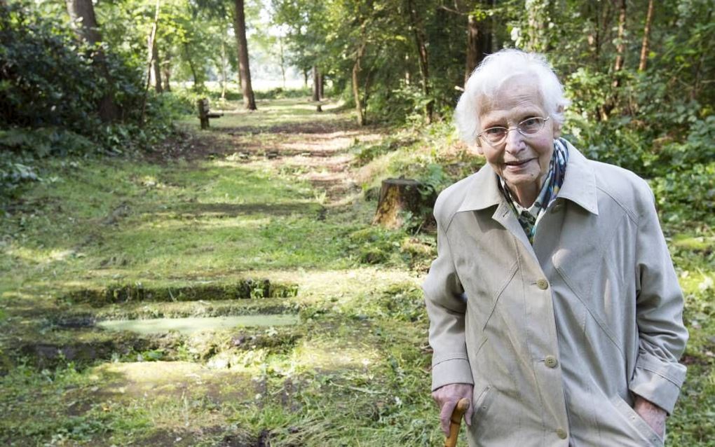 G. Braakhekke-Heuvink (90) op de plek waar eens een lanceerbaan voor V1-raketten stond. In de grond zitten nog wat resten van de steunen waar de afvuurinrichting op rustte. beeld RD, Anton Dommerholt