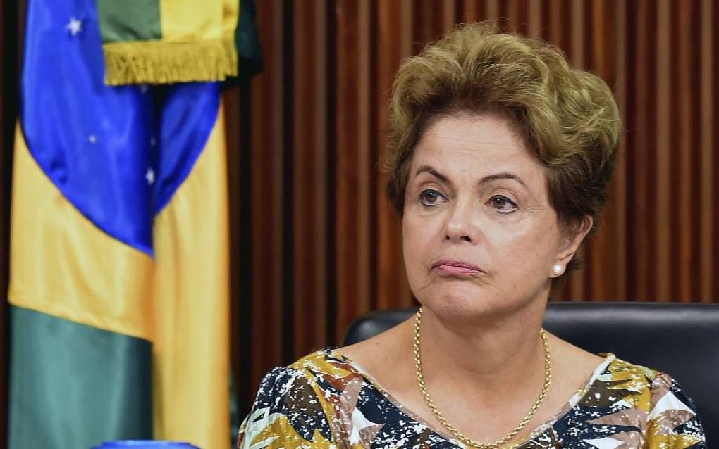 BRASILIA. De Braziliaanse president Dilma Rousseff kon haar teleurstelling gisteren nauwelijks verbergen, nadat Standard & Poor’s de obligaties van het Zuidamerikaanse land gisteren de zogeheten junkstatus toekende. De economische activiteit in Brazilië z