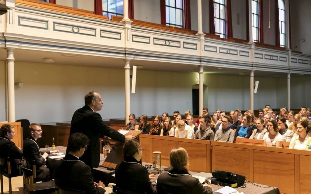 Dr. P. de Vries sprak donderdagavond in de Utrechtse Westerkerk voor de studentenvereniging Depositum Custodi over ”Christus, de Weg, de Waarheid en het Leven”. Beeld Sjaak Verboom