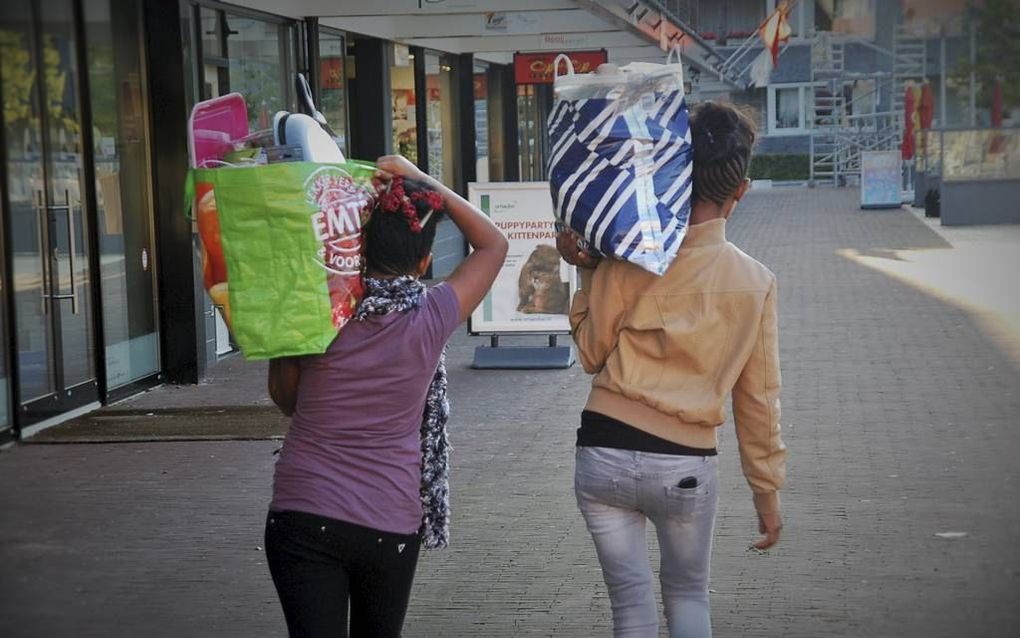 Boodschappen op de schouder. beeld Gerard ten Voorde