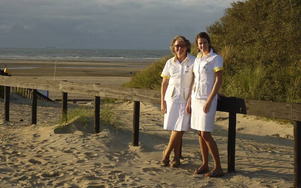 De Veluwse kraamverzorgsters Geury van Engelenhoven (l) en Dorien van Norden gaan elke avond naar het strand van Ouddorp. Overdag geven ze kraamzorg aan gezinnen, ’s avonds bivakkeren ze in een vakantiehuisje in Ouddorp. beeld RST, Annelie Hoogesteger