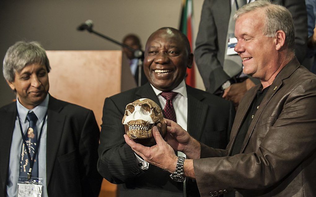 Lee Berger (l.) gisteren met de schedel van Homo naledi. beeld EPA