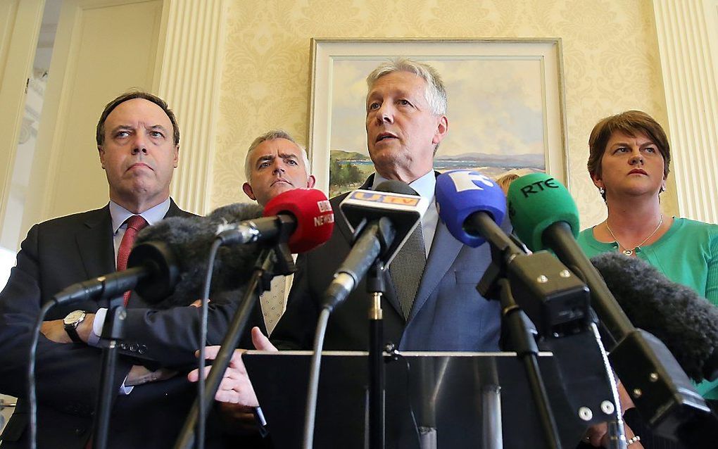 Premier Peter Robinson midden gaf gisteren een persconferentie. beeld EPA