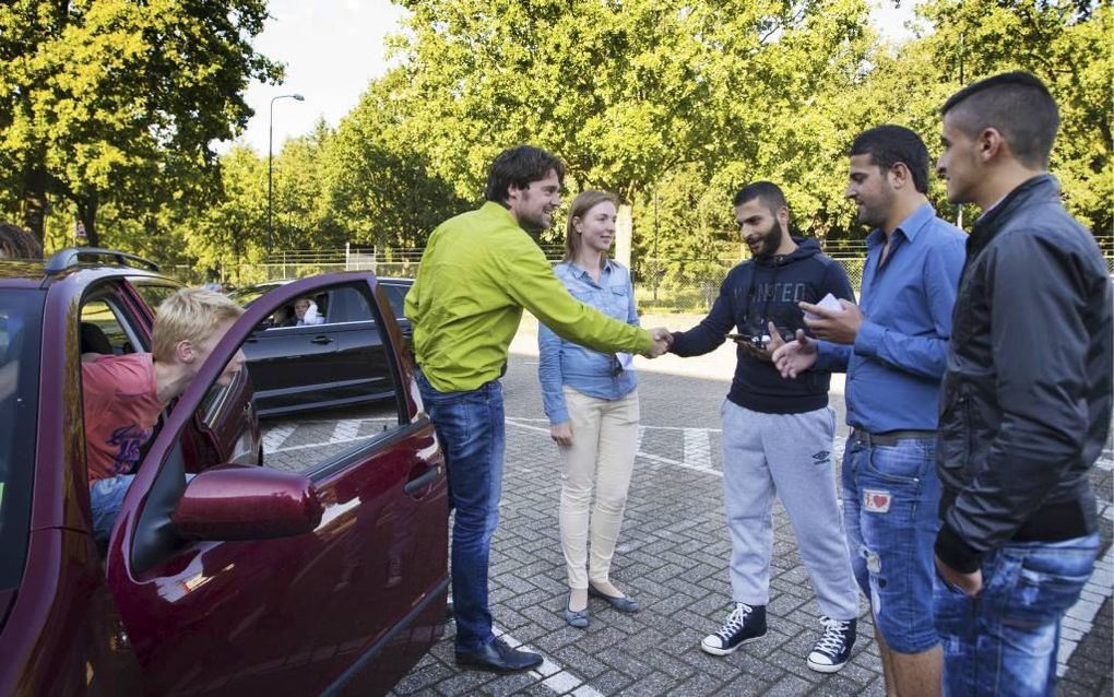 Zo'n 350 vluchtelingen uit de Americahal in Apeldoorn aten donderdag bij gastgezinnen. beeld ANP