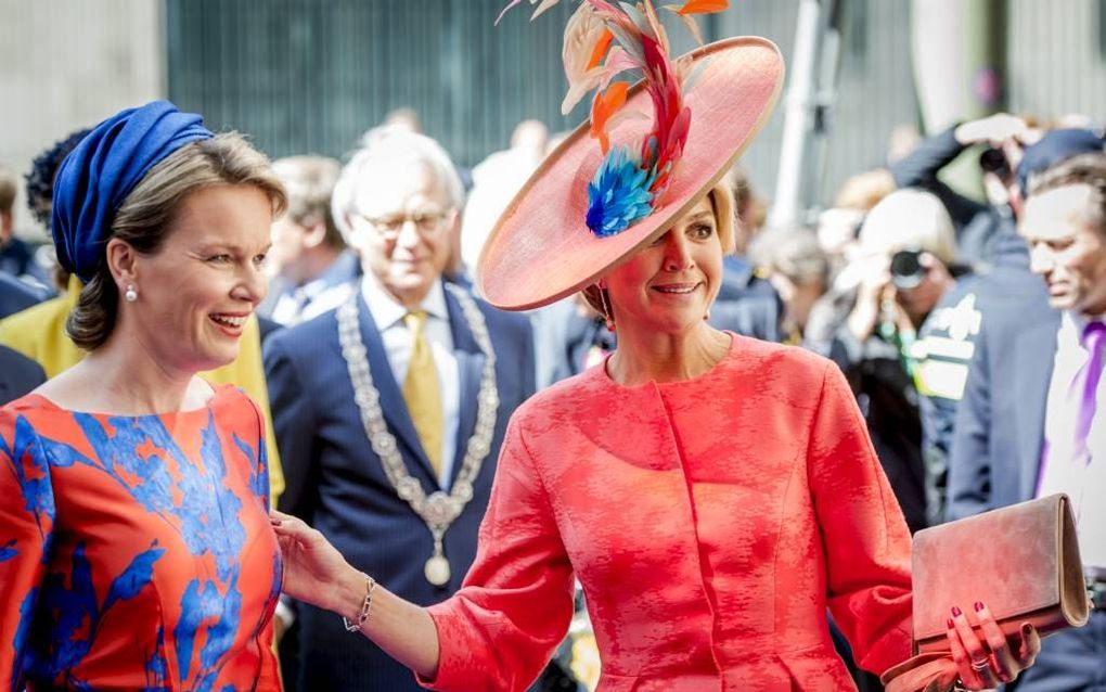 Koningin Mathilde en koningin Máxima stemden hun outfit op elkaar af tijdens de gezamenlijke opening van beeldententoonstelling Vormidable op het Lange Voorhout in Den Haag op 20 mei 2015. beeld ANP