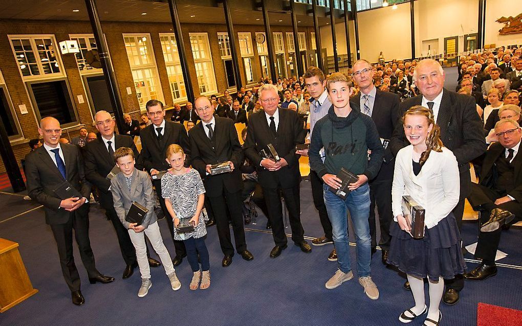 In Amersfoort kregen op 30 mei zes vertegenwoordigers van kerken binnen de gereformeerde gezindte een exemplaar van de ”Bijbel met uitleg” overhandigd. V.l.n.r.: ds. L. W. Ch. Ruijgrok (tweede van links), ds. J. Roos, ds. P. D. J. Buijs, ds. J. J. van Eck