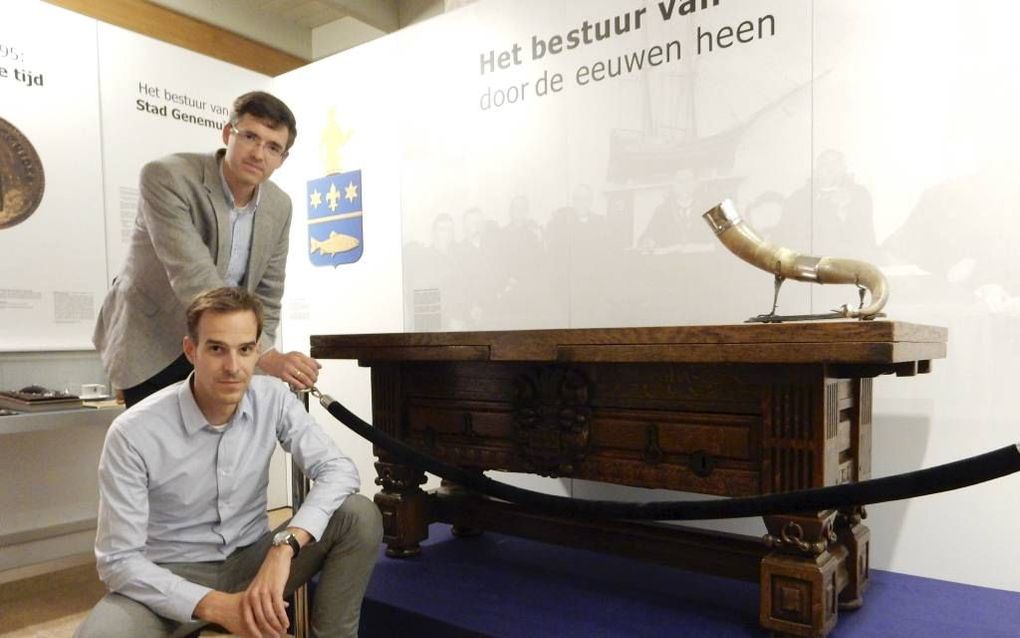 Gert Jan Westhoff (l) en Robert Pleijsier van het Historisch Centrum Genemuiden bij de tafel die Westhoff naar de stad aan het Zwarte Water haalde. beeld RD