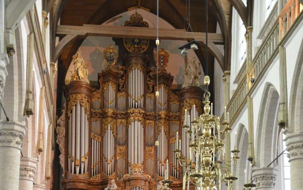 AMSTERDAM. Bezoekers luisterden zaterdag naar het orgel in de Amsterdamse Oude Kerk. De restauratie van het orgel duurt tot eind 2017.   beeld RD