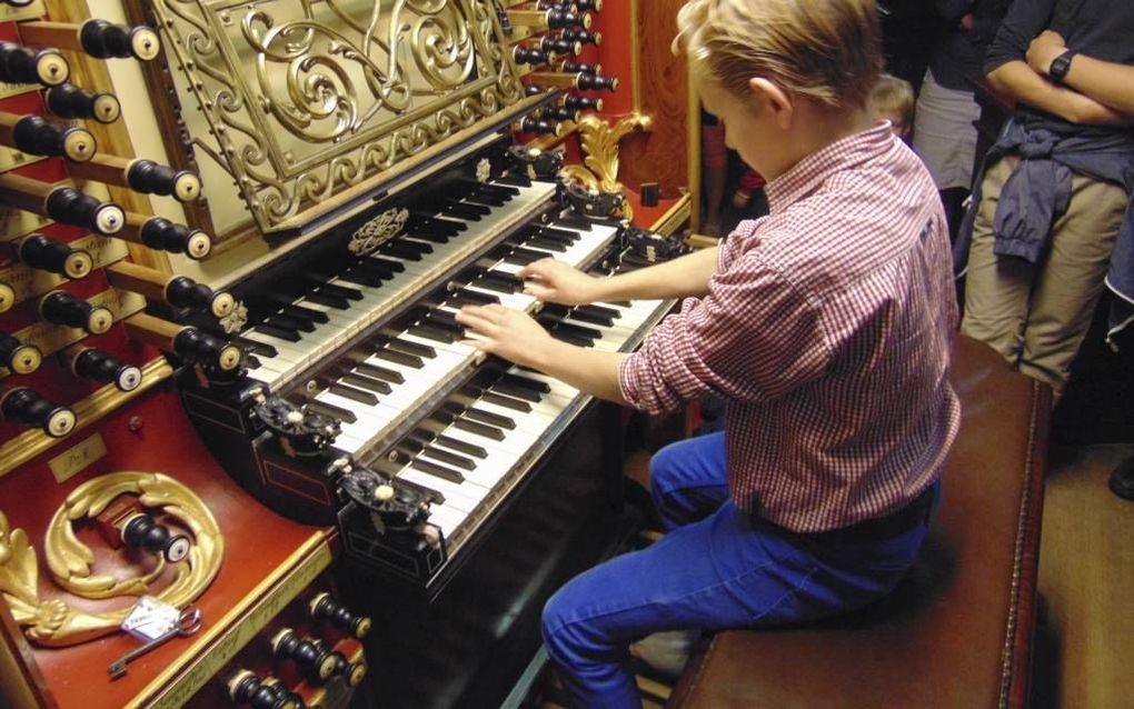 Marijn Valk achter het orgel van de Sint-Janskerk in Gouda.  beeld Gert Schouten