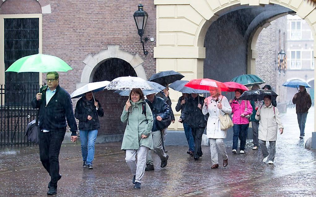 Paraplu's op het Binnenhof. Beeld ANP