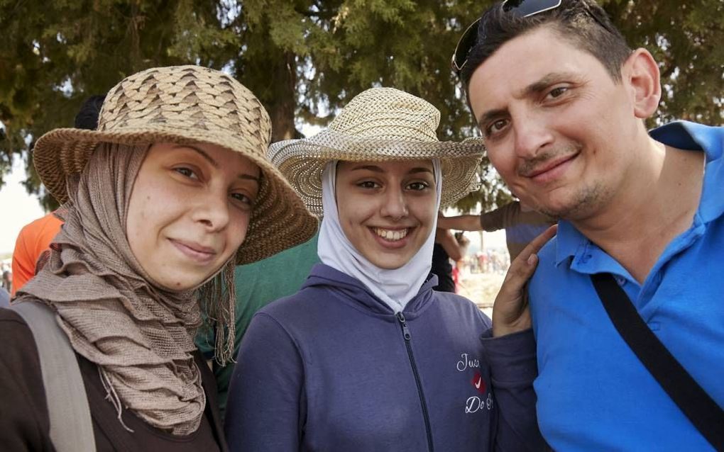 Samar (l.) en Anas met hun dochter Joudy (13) in een vluchtelingenkamp in de Griekse grensplaats Idomeni. beeld Jaco Klamer