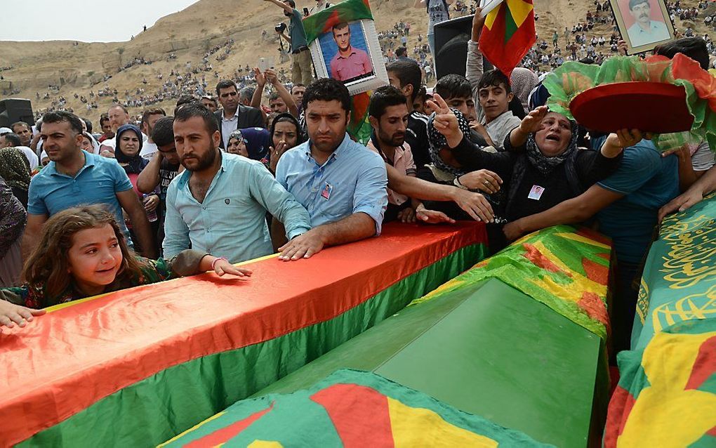 Koerdische slachtoffers van het geweld met het Turkse leger worden in Cizre begraven. beeld AFP