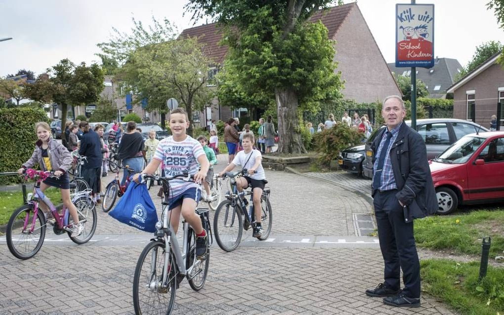 Leerlingen verlaten de basisschool in Achterberg. beeld Niek Stam