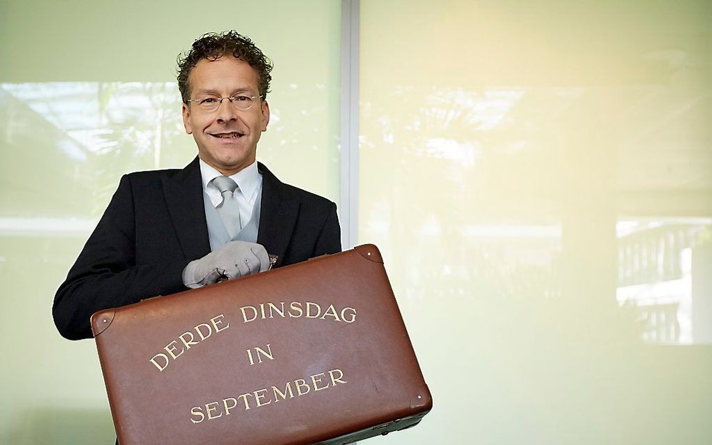 Minister Jeroen Dijsselbloem van Financien met originele koffertje dat oud-minister van Financien Pieter Lieftinck voor het eerst gebruikte voor de presentatie van de rijksbegroting en miljoenennota op Prinsjesdag van 1946. beeld ANP