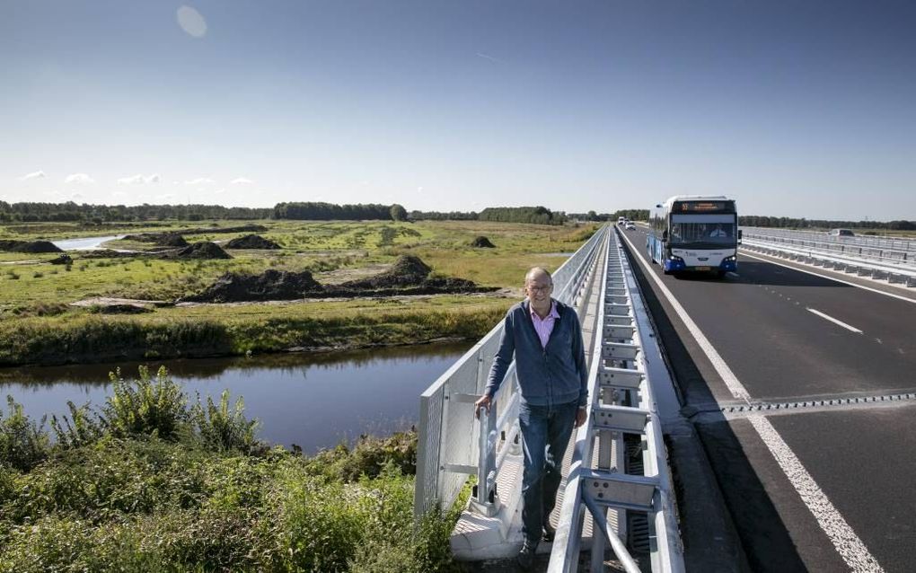 Rijk den Hartogh bij het viaduct De Valomstervaart. Dit onderdeel van de Centrale As, die Drachten beter verbindt met Noordoost-Friesland, is  al geopend. Er onderdoor wordt de Ecologische Hoofdstructuur aan weerszijden van de weg verbonden.  beeld Sjaak 