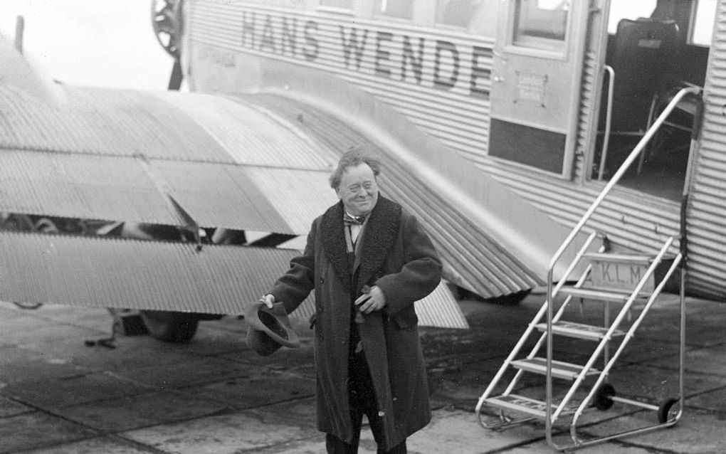 Dirigent Willem Mengelberg (1871-1951) maakt tijdens een reis van Londen naar Berlijn een tussenstop op Schiphol. Beeld ANP