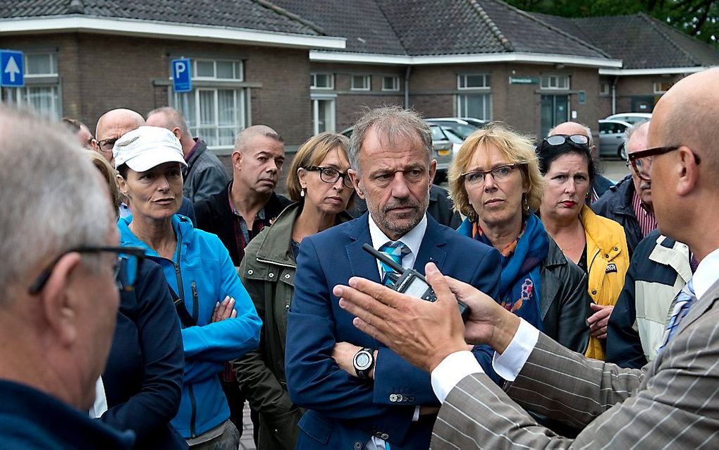 Burgemeester Jos Heijmans bezoekt de Van Horne Kazerne. Beeld ANP