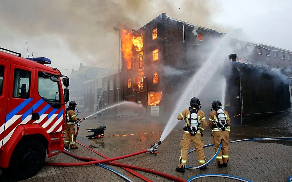 Een grote brand in het centrum van Vlaardingen heeft dinsdag voor veel rookoverlast gezorgd. Foto Roel Dijkstra