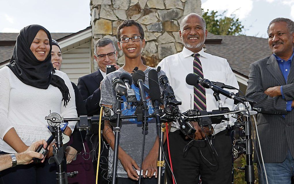 Ahmed en zijn familie staan de pers te woord. Beeld AFP