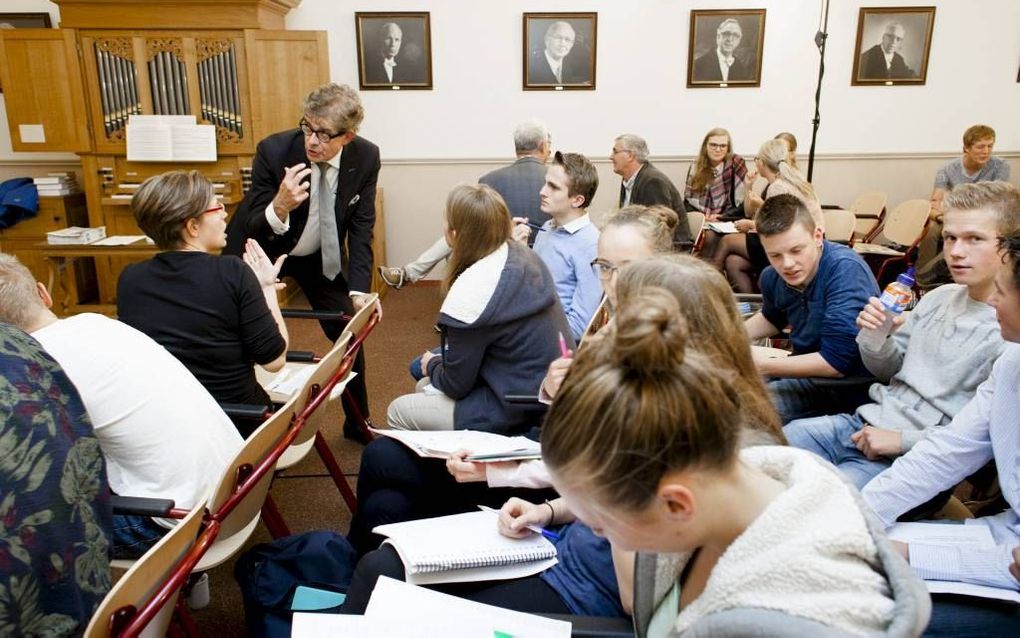 Dr. M. J. Kater gaf gisteren in Kampen college aan leerlingen van het gereformeerde Greijdanus College en de reformatorische Pieter Zandt scholen­gemeenschap. beeld Dick Vos