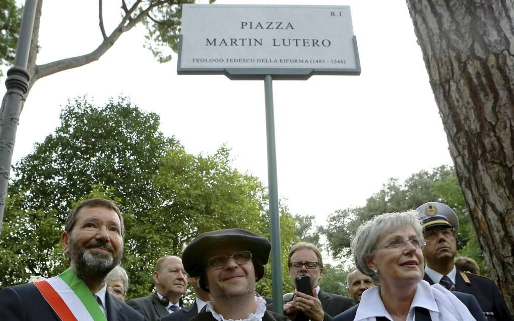 Maarten Luther moest eens weten. De stad die hem verfoeide vanwege zijn „ketterijen”, en de stad die hij verfoeide vanwege de misstanden in de Rooms-Katholieke Kerk, eert hem nu. Rome heeft sinds gisteren een Maarten Lutherplein.  beeld EPA