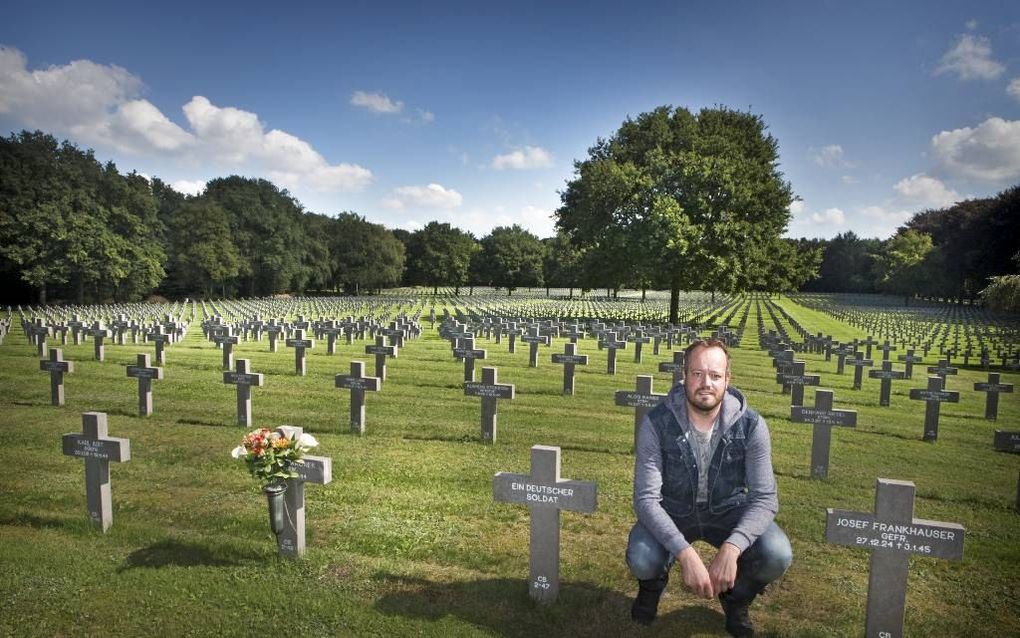 Sjoerd Ewals komt als educatief medewerker dagelijks op de Duitse Militaire Begraafplaats in het Limburgse Ysselsteyn. Hij wil onder andere Duitse en Nederlandse jongeren informeren over de Duitse kant van de Tweede Wereldoorlog. beeld RD, Henk Visscher