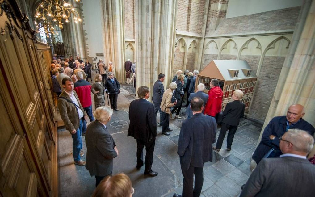 In de Grote Kerk te Dordrecht werd gistermiddag de nieuwe tentoonstelling over de Dordtse Synode (1618-1619) officieel geopend. Rechts op de foto de maquette van de Kloveniersdoelen, waar de synode vergaderde. Binnen is precies te zien hoe de synodeleden 