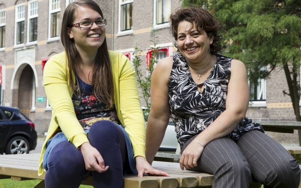 Vrijwilliger Jarieke van de Vliert (l.) samen met een Iraanse vluchtelinge die zij regelmatig bezoekt in het asielzoekerscentrum in Amersfoort. beeld RD, Anton Dommerholt