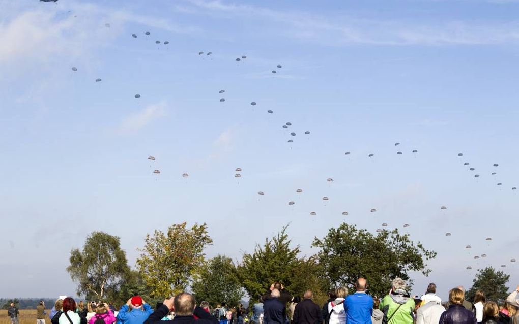 Op het Houtdorperveld bij Ermelo landden vanmorgen honderden parachutisten. Morgen wordt er boven de Ginkelse Heide bij Ede gesprongen. Rond Arnhem en Ede is deze dag de herdenking van operatie Market Garden. beeld Anton Dommerholt