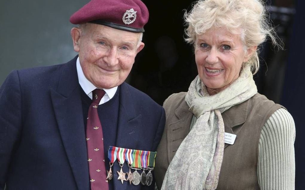 Hiltje van Eck (73) zet zich al jaren rondom herdenkingen van operatie Market Garden in voor veteranen zoals Laurie Weeden (93). beeld VidiPhoto