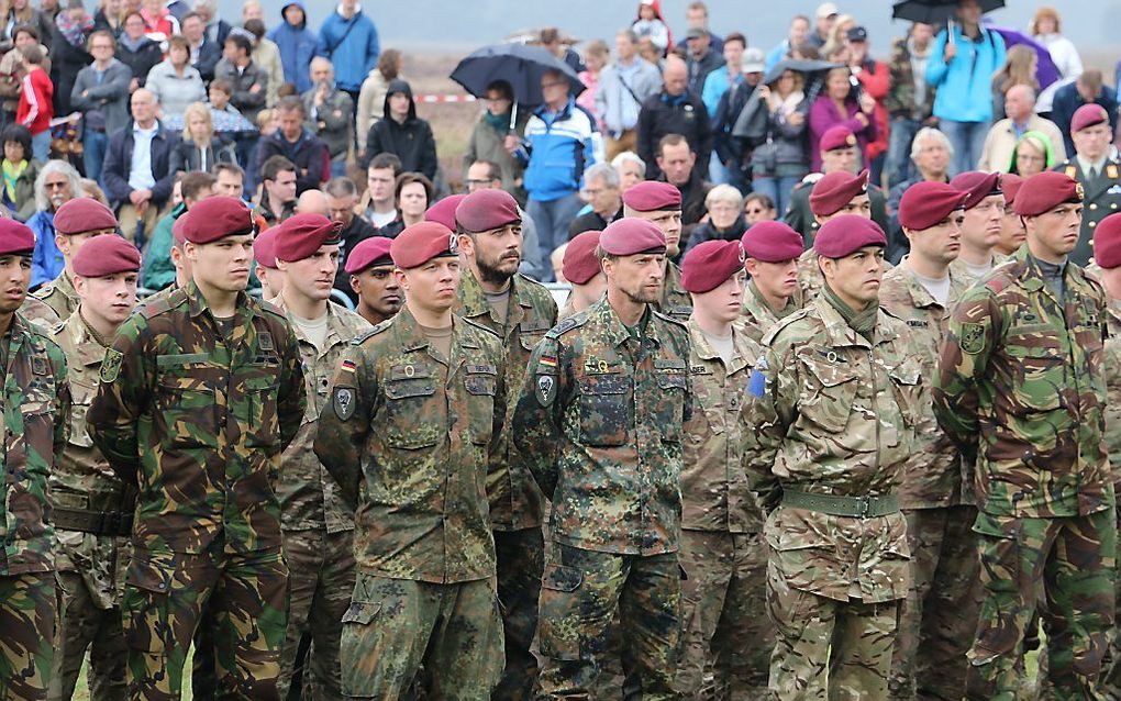 Britse, Amerikaanse, Poolse, Nederlandse en Duitse militairen stonden zaterdag aangetreden tijdens de herdenking bij het Airborne Monument op de Ginkelse Heide. beeld Riekelt Pasterkamp