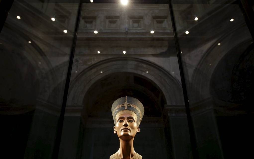 Het beschilderde gipsen hoofd van Nefertiti, de vrouw van farao Achnaton, is een van de topstukken van het Neues Museum in Berlijn.  beeld EPA