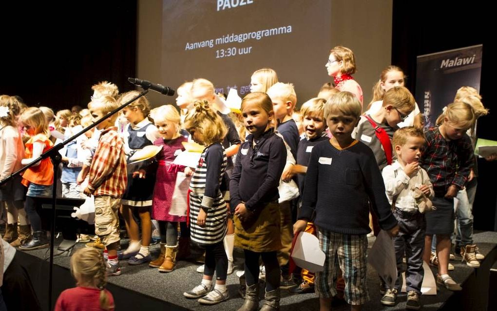 Kinderen op het podium bij de HHK-zendingsdag. beeld RD, Anton Dommerholt