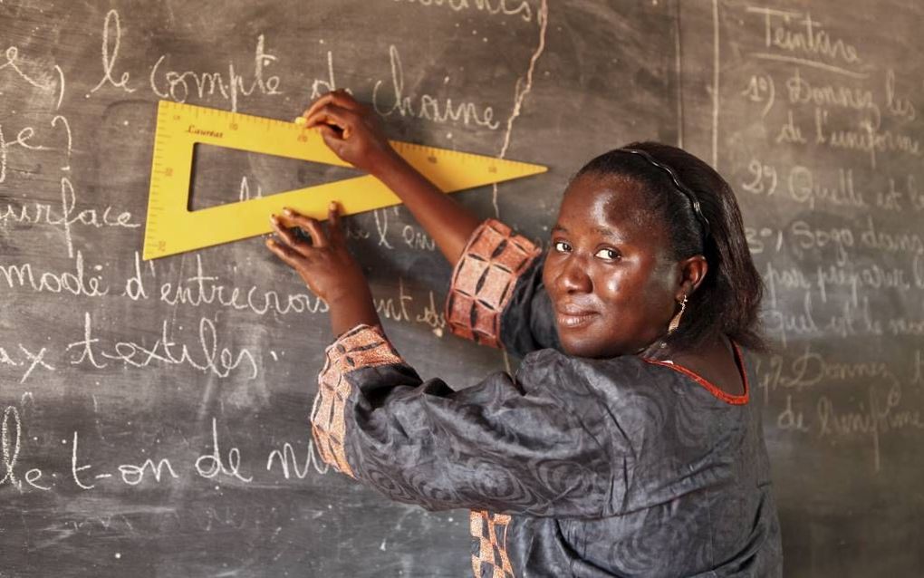 Een leerkracht op een christelijke school in Burkina Faso. beeld Thom Deelstra