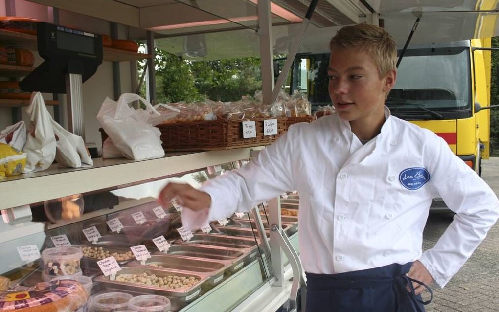 De jonge ondernemer Ardie den Besten staat elke zaterdag met kaas en noten op de markt. beeld André Bijl