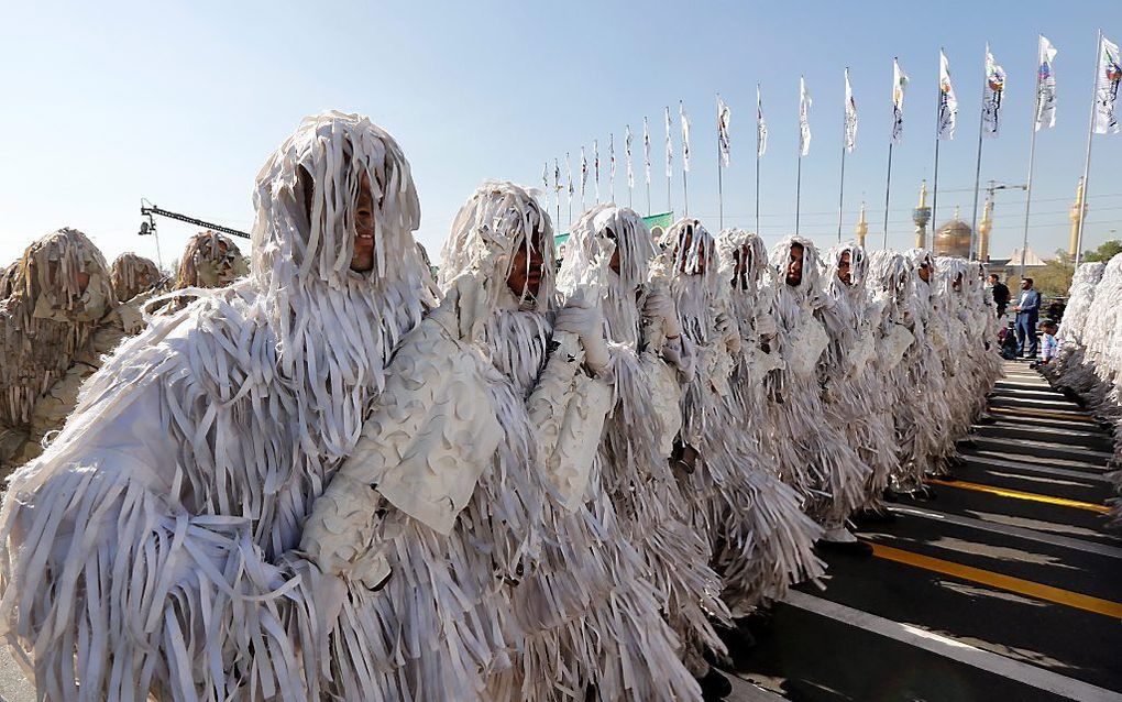 Gecamoufleerde Iraanse soldaten tijdens een militaire parade in Teheran, dinsdag. Iran herdenkt jaarlijks het begin van de oorlog met Irak (1980-1988). beeld EPA