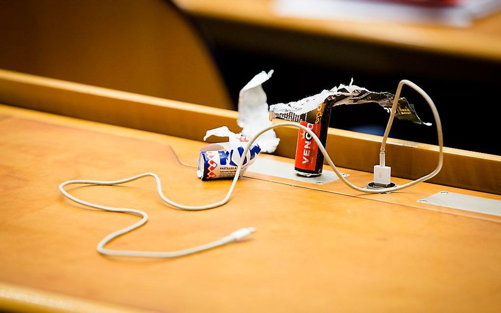 Een tafeltje van eenKamerlid tijdens  de Algemene Politieke Beschouwingen in de Tweede Kamer. beeld ANP