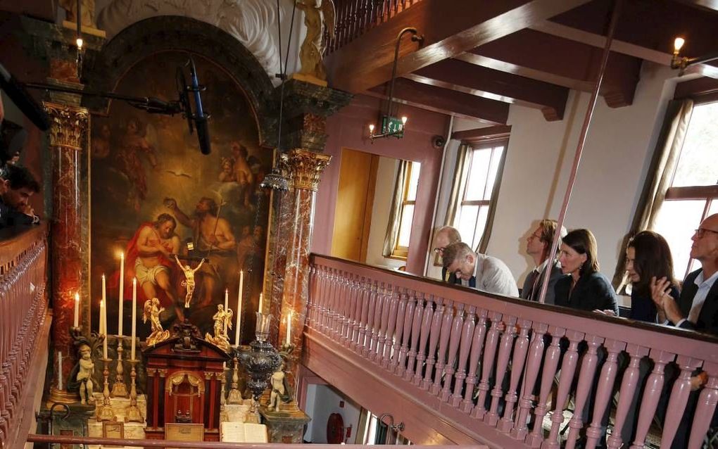 Koningin Máxima opende gisteren het gerenoveerde museum Ons’ Lieve Heer op Solder. Het museum is van oorsprong een rooms-katholieke schuilkerk uit de zeventiende eeuw. Na afloop van de opening ging de koningin in gesprek met tien Amsterdamse scholieren ov