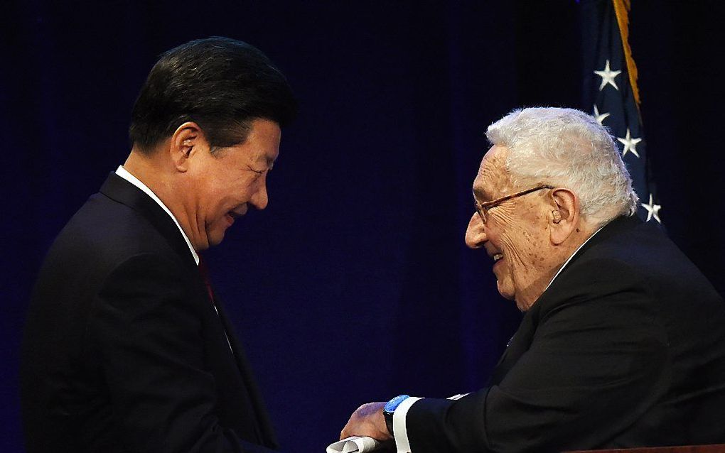 SEATTLE.  De Chinese president Xi Jinping -op staatsbezoek in de VS- werd gisteren in Seattle begroet door de voormalige Amerikaanse minister van buitenlandse zaken Henry Kissinger.  beeld AFP