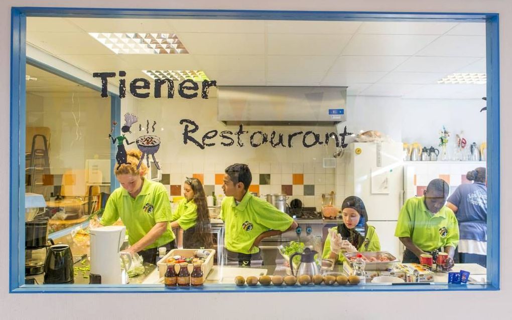 Leren koken in het Tienerrestaurant van De Kinderwinkel in Den Haag. beeld Cees van der Wal