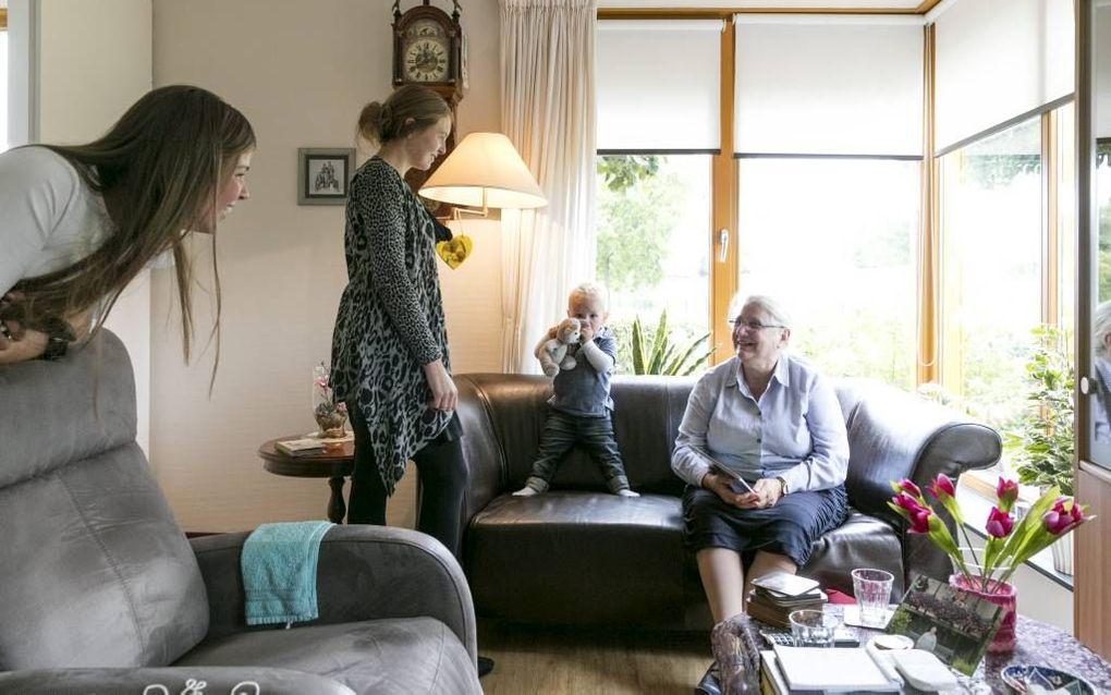 Wil Hooijer (r.) krijgt in haar appartement in Espalier in Kesteren, een beschermde woonvorm van Eleos, regelmatig mensen uit de buurt op bezoek. beeld Sjaak Verboom